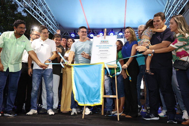 Prefeito David Almeida entrega a primeira praça molhada de Manaus na zona Sul