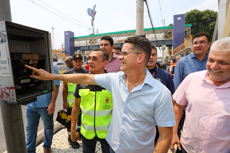 Prefeito David Almeida inaugura nova passarela da avenida Ephigênio Salles