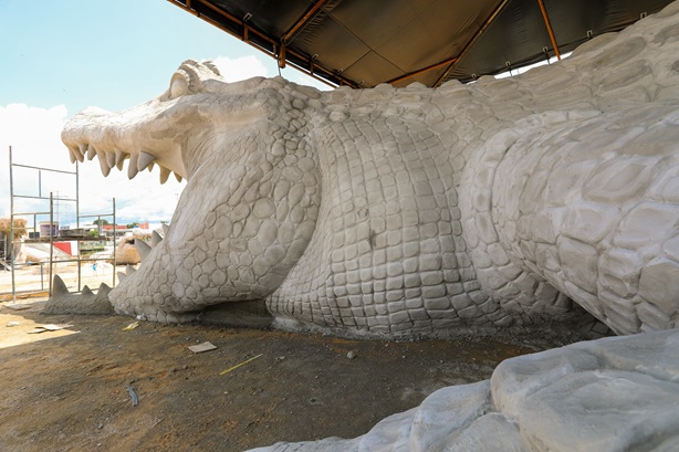 Esculturas gigantes recebem argamassa e concreto armado na etapa cênica do parque Amazonino Mendes