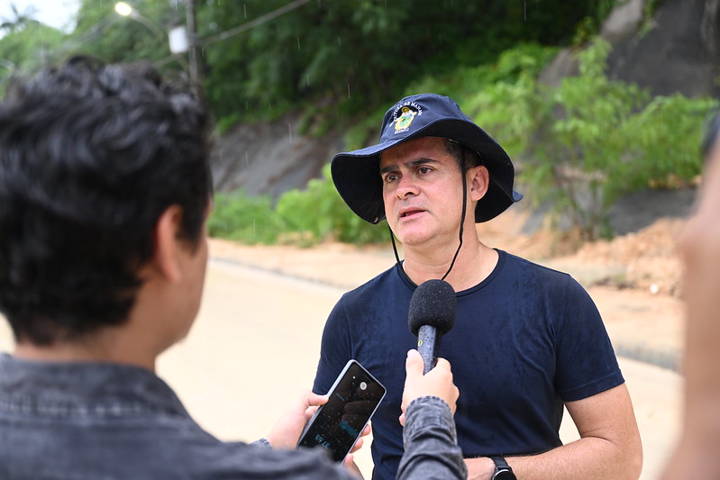 Prefeito inspeciona trabalho em trecho da avenida das Torres após queda de barranco