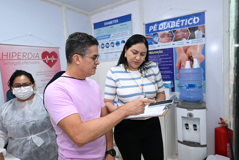 Prefeito acompanha atendimentos na Unidade Móvel da Saúde da Mulher na zona Norte de Manaus