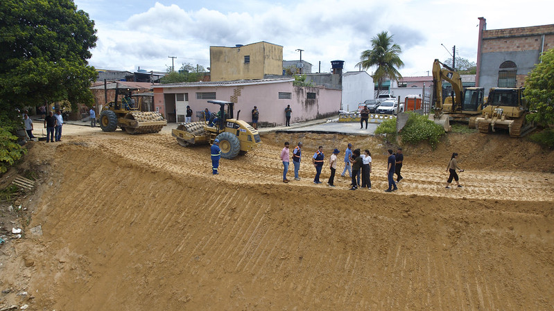 Prefeito vistoria obra de contenção na rua Albânia que chega à final da fase de aterro