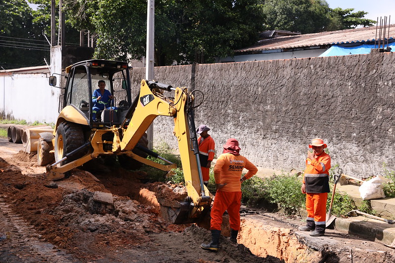 Prefeitura de Manaus realiza obra emergencial de drenagem profunda no bairro Flores